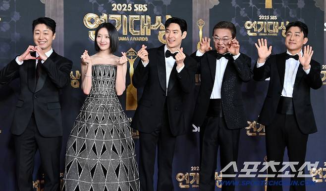 31일 서울 상암동 SBS 프리즘타워에서 열린 2025 SBS 연기대상. 배유람, 표예진, 이제훈, 김의성, 장혁진이 포즈를 취하고 있다. 상암동=허상욱 기자wook@sportschosun.com/2025.12.31/