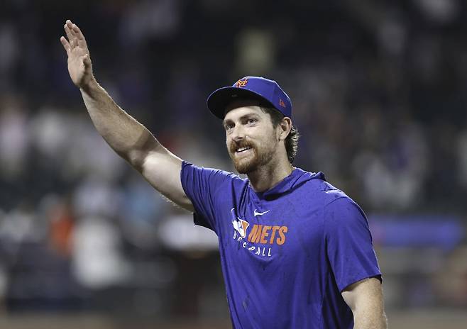 놀란 맥클린이 지난해 8월 28일(한국시각) 필라델피아 필리스와의 홈경기에 선발등판해 8이닝 4안타 무실점의 호투로 승리를 이끈 뒤 환호하는 팬들을 향해 손을 흔들어 답하고 있다. AP연합뉴스