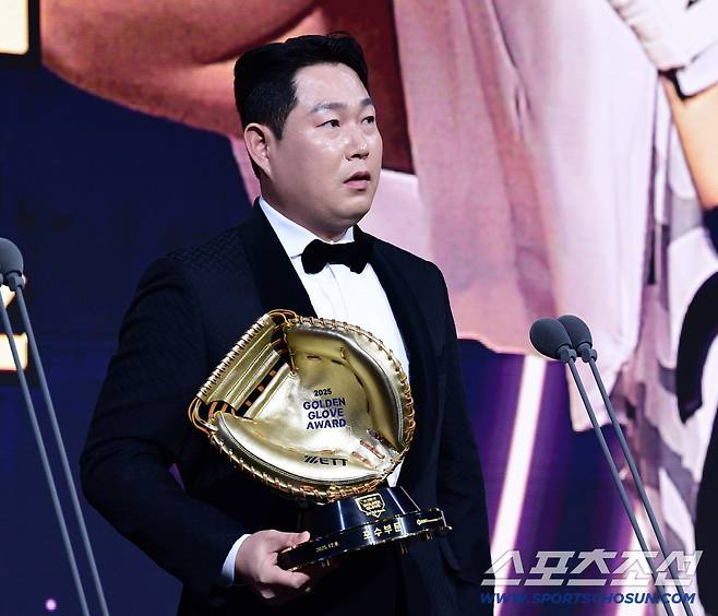 9일 서울 롯데호텔월드에서 KBO 골든글러브 시상식이 열렸다. 포수 부문 골든글러브를 수상한 두산 양의지. 잠실=송정헌 기자songs@sportschosun.com/2025.12.09/