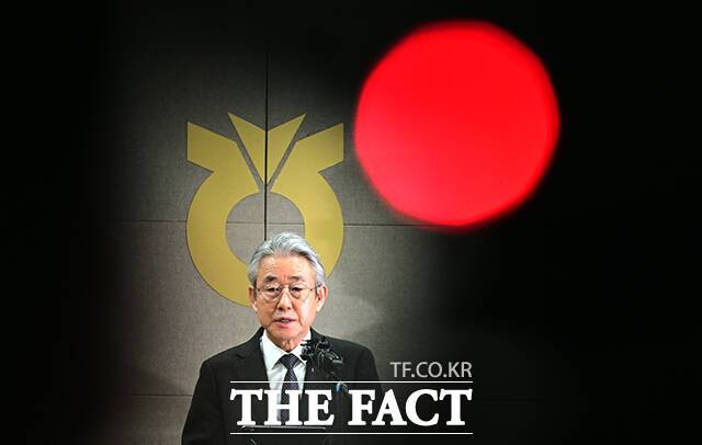 강호동 농협중앙회 회장이 13일 오전 서울 중구 새문안로 농협중앙회 본관에서 농림축산식품부 특별감사 중간결과 발표와 관련해 대국민 사과를 하고 있다. /임영무 기자