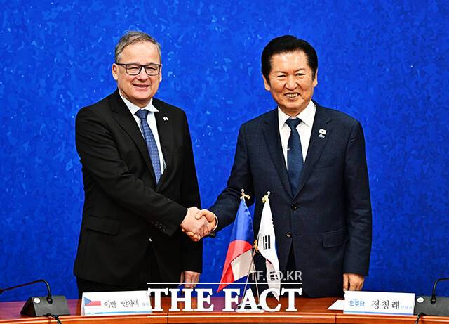 정청래 더불어민주당 대표가 13일 오전 서울 여의도 국회에서 이반 얀차렉 주한체코대사(왼쪽)를 접견하며 기념사진 촬영을 하고 있다. /국회=배정한 기자