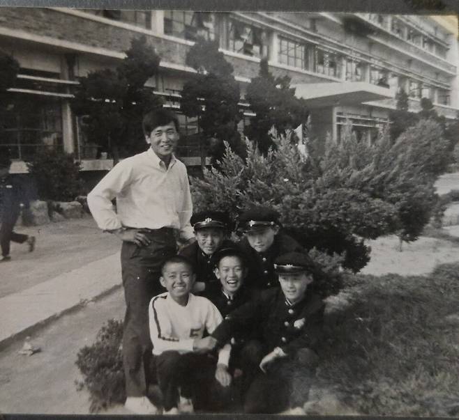 5년 후배인 주원홍 대한테니스협회 회장(맨 아래 왼쪽)의 중학교 사진
