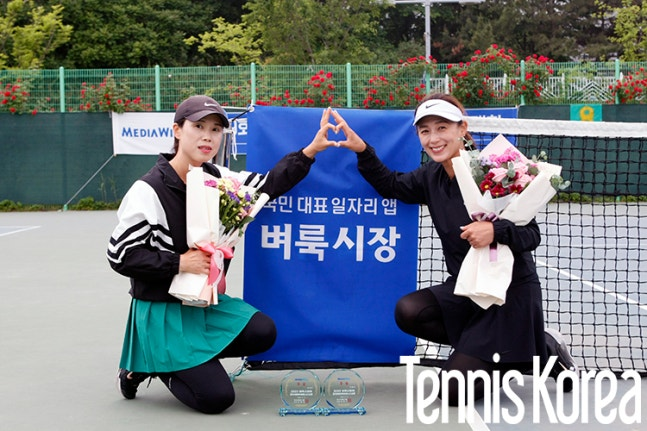 정혜승이 벼룩시장배 대회에서 우승을 차지한 뒤 기뻐하고 있다. 테니스코리아
