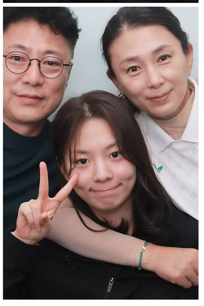 정혜승과 탁구 지도자 남편, 탁구 국가대표 유망주인 딸 박가현. 본인 제공