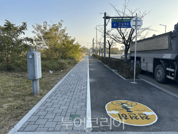 서구 300리 자전거 이음길. 장도삼거리에서 서해교차로 구간의 자전거길이 연결됐다.