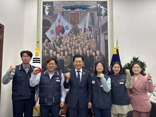 한국노총 공무원연맹(왼쪽 두 번째 신동근 위원장)과 교사노조연맹은 지난달 30일 더불어민주당 정청래 당대표(왼쪽 세 번째)를 만나 공무원·교원 정치기본권 보장 6대 패키지 법안의 조속한 통과를 위해 공동으로 노력하기로 합의했다. 정 당대표는 이날 “약속한 것은 반드시 지킨다"고 했다. 공무원연맹 제공.