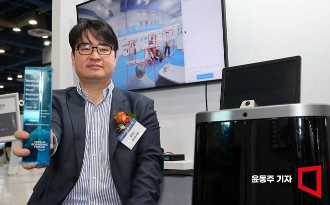 김녹원 딥엑스 대표가 아시아경제와 인터뷰 도중 다보스 포럼 '마인즈2025' 트로피를 보여주고 있다. 마인즈 상은 세계경제포럼(WEF)이 100개 이상의 글로벌 기업 사례를 평가해 AI를 통해 세상을 변화시키는 기술에 주는 상으로 딥엑스가 국내 최초로 수상했다. 윤동주 기자