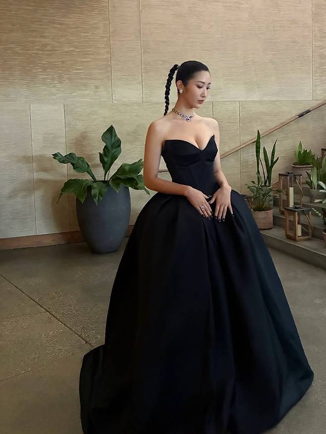 크리스틱스 초이스 어워즈에서 브라이덜 공의 드레스와 불가리 목걸이를 매치시킨 이재. @ejae_k