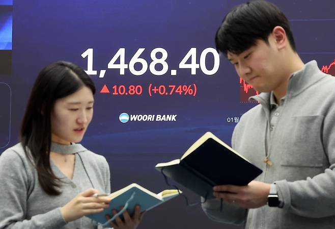 12일 서울 중구 우리은행 본점 딜링룸 전광판에 달러 대비 원화 환율이 표시돼 있다. /뉴스1