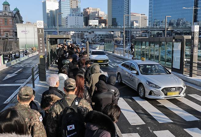 서울 시내버스 노동조합이 무기한 전면파업에 돌입한 13일 서울역 버스환승센터에서 시민들이 택시를 기다리고 있다./연합뉴스