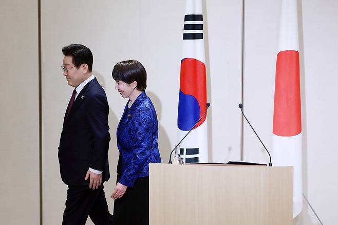 이재명 대통령과 다카이치 사나에 일본 총리가 13일 일본 나라현 회담장에서 공동언론발표를 마친 뒤 함께 이동하고 있다. /뉴스1