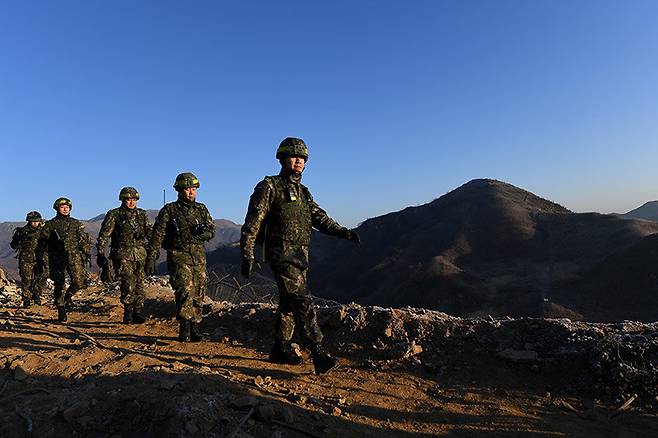 남북 군사당국이 ‘9·19 군사분야 합의서’ 이행 차원에서 시범철수한 비무장지대 내 GP(감시초소)에 대해 상호검증에 나선 가운데 강원도 철원 중부전선에서 우리측 현장검증반이 북측 감시초소로 이동하고 있다. 2018.12.12 철원=사진공동취재단