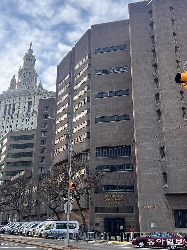 12일(현지 시간) 미국 뉴욕 맨해튼 남부의 옛 교도소인 메트로폴리탄 교정센터(MCC) 전경. 월가의 억만장자이자 성범죄자 제프리 엡스타인은 2019년 이곳에 수감된 채로 극단적 선택을 했다. 열악한 환경, 엡스타인 후폭풍 등으로 2021년 폐쇄됐다.
뉴욕=임우선 특파원 imsun@donga.com