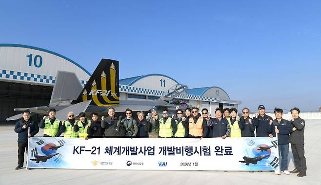 12일 KF-21 최종 개발 비행시험을 마친 시제 4호기 앞에서 시험 조종사들을 비롯한 한국우주산업 등 관계자들이 함께 기념촬영 중이다. 방위사업청 제공