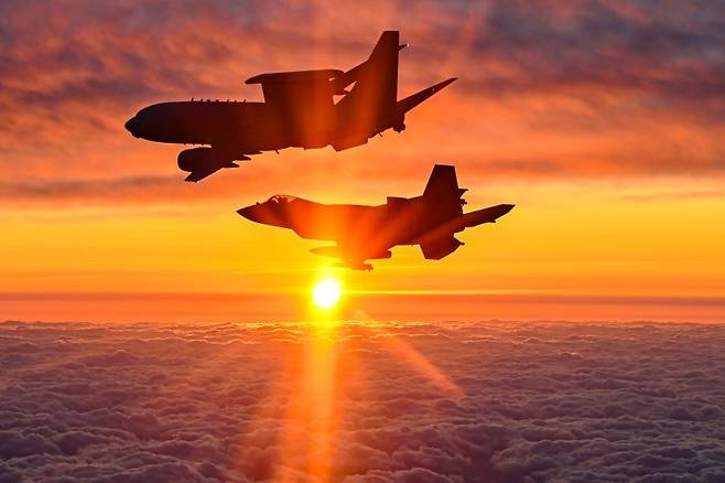 지난 1일 안규백 국방부 장관이 탑승한 '하늘의 지휘소' 공군 항공통제기 (E-737)가 KF-21 등 국산 전투기들을 포함한 공군 전투기들의 엄호를 받으며 한반도 전역의 군사대비태세를 점검하고 있다. 국방부 제공