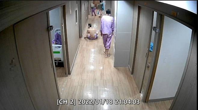2022년 1월18일 밤 울산시 울주군 반구대병원 5병동 복도를 비추는 시시티브이. 이날 밤 503호실에서 지적 장애인 김도진(가명, 32)씨가 다른 환자에 의해 목이 졸리고 등을 짓밟힌 뒤 살해됐다. CCTV 갈무리