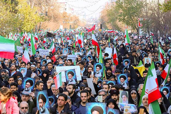 12일(현지시각) 이란 테헤란에서 열린 친정부 시위에서 시위대들이 이란 최고지도자 아야톨라 알리 하메네이의 초상을 들어보이고 있다. 이란 최고지도자 공보실, UPI 연합뉴스