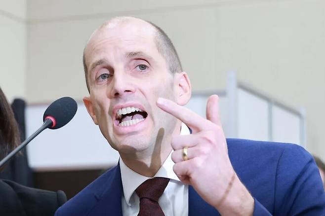 지난달 30일 국회에서 열린 쿠팡 침해사고 및 개인정보 유출, 불공정 거래, 노동환경 실태 파악과 재발 방지 대책 마련을 위한 청문회에서 해롤드 로저스 쿠팡 대표이사가 최민희 과학기술정보방송통신위원회 위원장의 동시통역기 착용 요구에 답변하고 있다. 연합뉴스