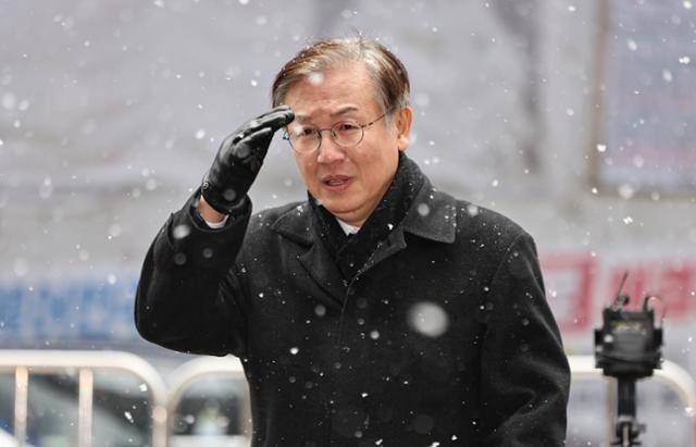 한동수 더불어민주당 윤리심판원장이 12일 서울 여의도 민주당사에서 열리는 윤리심판원 회의에 참석하기 위해 당사로 들어서고 있다. 뉴스1
