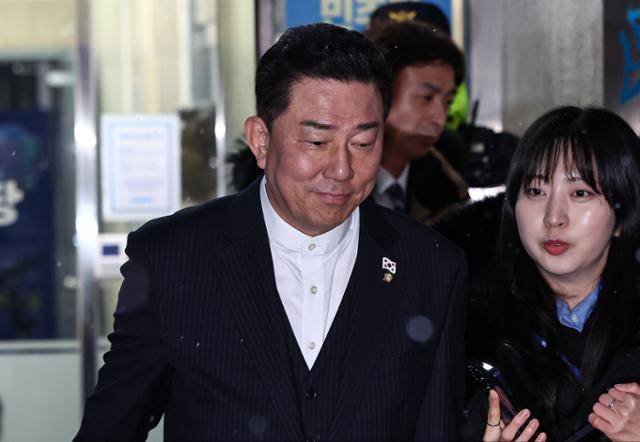 김병기 더불어민주당 전 원내대표가 12일 서울 여의도 중앙당사에서 열린 윤리심판원 회의에 출석해 소명 후 당사를 나서고 있다. 뉴스1