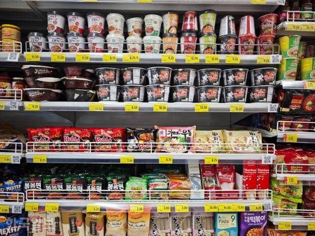 지난달 17일 사우디아라비아 수도 리야드의 한 대형마트에 라면 등 한국 식료품이 진열되어 있다. 리야드=김진욱 기자