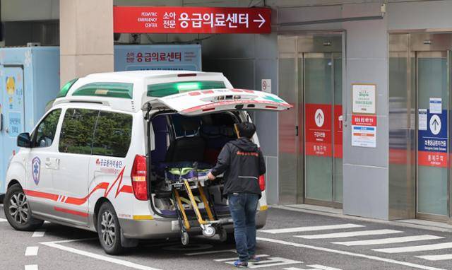 서울 한 대형병원 응급실에 구급차가 서 있다. 연합뉴스