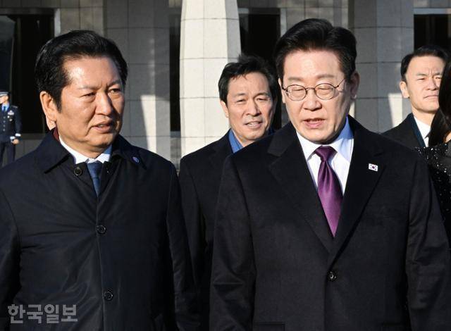 1박 2일 일정으로 일본을 방문하는 이재명 대통령이 13일 성남 서울공항에서 환송 나온 정청래 더불어민주당 대표와 대화를 하며 공군 1호기로 향하고 있다. 왕태석 선임기자