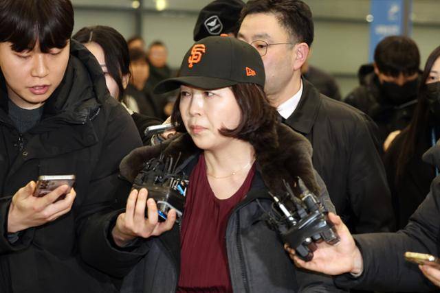 2022년 지방선거를 앞두고 강선우 무소속 의원에게 '공천헌금' 1억 원을 건넨 의혹을 받는 김경(가운데) 서울시의원이 11일 인천국제공항 제1여객터미널을 통해 귀국하고 있다. 뉴시스