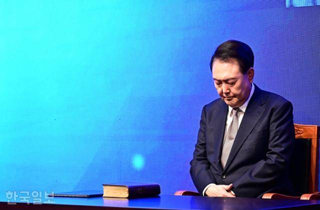 윤석열 대통령이 2024년 11월 22일 서울 중구 신라호텔에서 열린 제56회 국가조찬기도회에서 기도하고 있다. 왕태석 선임기자