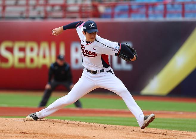 <yonhap photo-4631="">18일 오후 대만 타이베이 톈무야구장에서 열린 세계야구소프트볼연맹(WBSC) 프리미어12 2024 B조 조별리그 대한민국과 호주의 경기. 한국 선발 고영표가 역투하고 있다. 2024.11.18 [사진=연합뉴스]</yonhap>