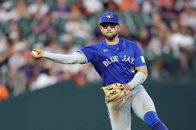 <yonhap photo-2939=""> HOUSTON, TEXAS - APRIL 21: Bo Bichette #11 of the Toronto Blue Jays throws to first base to force out Cam Smith of the Houston Astros during the sixth inning at Daikin Park on April 21, 2025 in Houston, Texas. Alex Slitz/Getty Images/AFP (Photo by Alex Slitz / GETTY IMAGES NORTH AMERICA / Getty Images via AFP)/2025-04-22 11:17:49/ <저작권자 ⓒ 1980~2025 ㈜연합뉴스. 무단 전재 재배포 금지, AI 학습 및 활용 금지></yonhap>