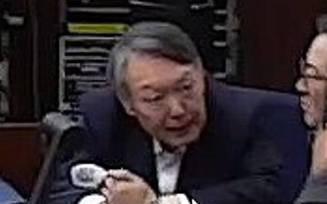 ) 12·3 비상계엄 관련 내란 우두머리 혐의로 기소된 윤석열 전 대통령이 13일 서울 서초구 서울중앙지방법원 417호 형사대법정에서 열린 내란 우두머리 혐의 결심공판에 출석해 변호인들과 대화를 나누고 있다.[서울중앙지법 제공. 재판매 및 DB 금지] [사진=연합뉴스]