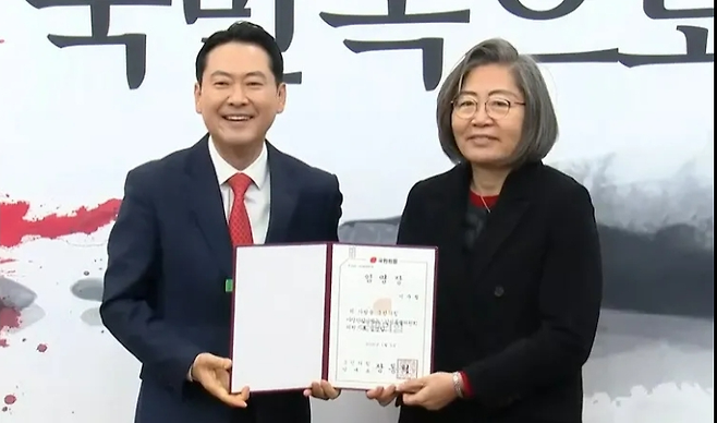 이달 초 이 당협위원장 국민의힘 가짜뉴스 감시특별위원회 위원 위촉 기념 촬영