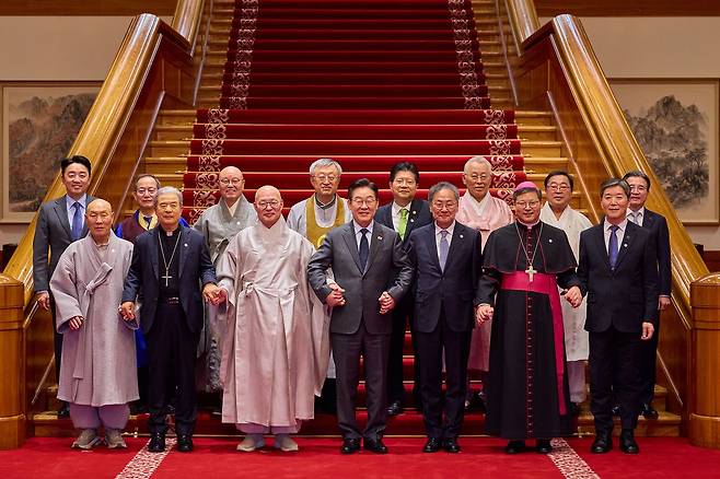 이재명 대통령이 12일 청와대에서 열린 종교 지도자 초청 오찬간담회에서 참석자들과 기념촬영을 하고 있다. 앞줄 왼쪽부터 천태종 총무원장 덕수 스님, 이용훈 한국천주교주교회의 의장, 조계종 총무원장 진우 스님, 이 대통령, 김정석 한국교회총연합 대표회장, 정순택 천주교서울대교구 대주교, 박승렬 한국기독교교회협의회 총무, 뒷줄 왼쪽부터 강훈식 대통령비서실장, 박인준 천도교 교령, 태고종 총무원장 상진 스님, 나상호 원불교 교정원장, 고경환 한국기독교총연합회 대표회장, 최종수 성균관 관장, 김령하 한국민족종교협의회 회장, 김용범 정책실장. [사진 청와대]
