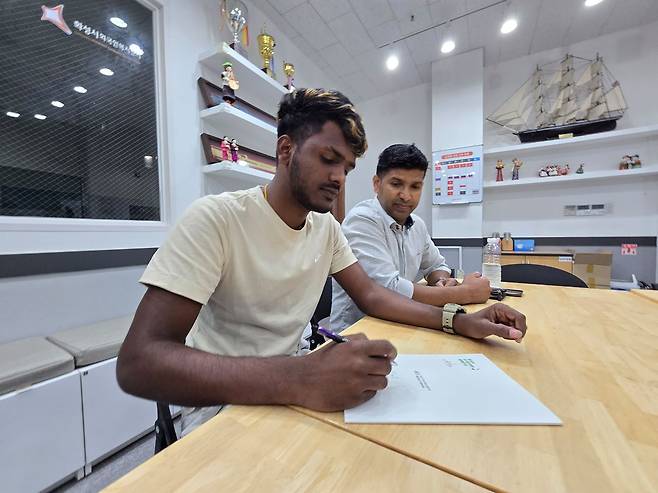 사누크(19)가 아버지와 함께 경기도 화성시외국인복지센터에서 자신의 이름을 한글로 적고 있다. 손성배 기자