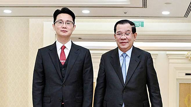 지난 2022년 12월 윤영호 전 세계평화통일가정연합 세계본부장이 캄보디아에서 훈센 당시 총리를 만났다. 이 시기에 윤씨는 캄보디아 정부 고위직으로부터 시민권과 여권을 획득한 것으로 파악됐다. 사진 온라인 캡처