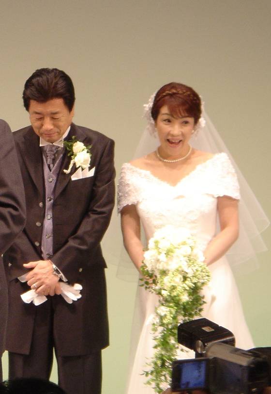 2005년 2월 8일 도쿄도 호텔에서 열린 다카이치 사나에 총리와 남편 야마모토 다쿠와의 첫 결혼식 피로연 사진. 야마모토는 재혼이었지만 초혼이었던 다카이치는 “평생에 한 번은 꼭 웨딩드레스를 입어보고 싶다”면서 결혼식을 강행했다고 떠올렸다. 다카이치 총리 엑스 캡처.