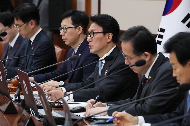 김민석 국무총리가 13일 서울 종로구 정부서울청사에서 열린 국무회의를 주재하고 있다. 연합뉴스