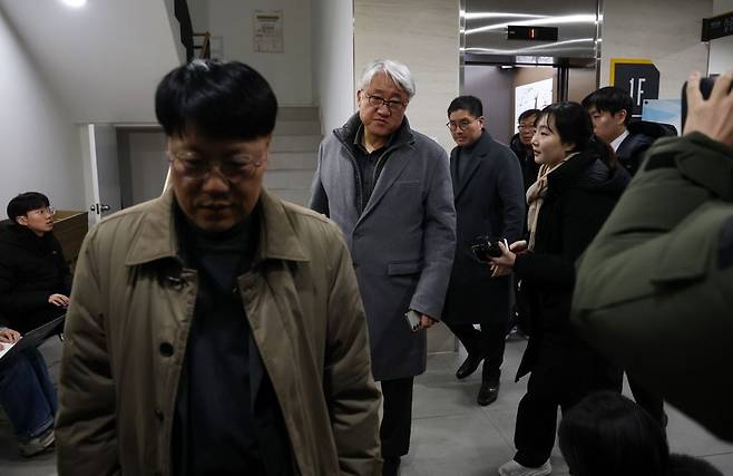 13일 서울지방노동위원회에서 열린 특별조정위원회 사후 조정회의에 서울 시내버스 교섭이 결렬된 후 김정환 서울시버스운송사업조합(서울시버스조합) 이사장(왼쪽 두 번째)이 건물을 나서고 있다. 연합뉴스