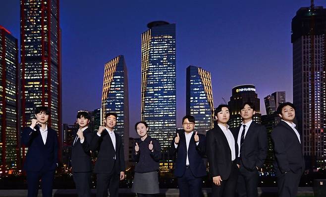펀드매니저가 주목할 만한 주니어 애널리스트로 추천한 톱10 애널리스트 중 8인. 왼쪽부터 이찬영 유진투자증권, 김상인 신한투자증권, 허성우 하나증권, 김아람 신한투자증권, 강기훈 신영증권, 김동관 메리츠증권, 이지호 메리츠증권, 임수진 키움증권 애널리스트. 사진=이승재 기자