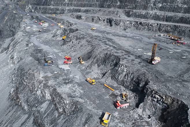 중국의 한 철광석 광산에서 철광석 채굴 작업이 진행되는 모습.  사진=연합뉴스