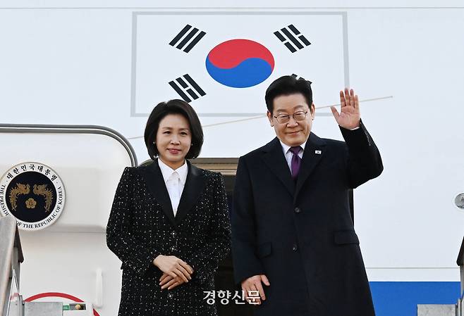 이재명 대통령과 김혜경 여사가 1박2일 일정으로 일본으로 향하기 앞서 13일 오전 성남 서울공항에서 공군 1호기에 올라 환송객들에게 인사를 하고 있다. 김창길 기자