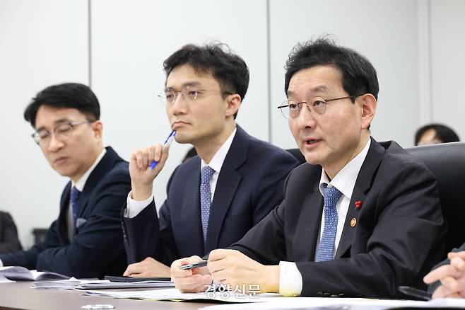 윤창렬 국무조정실장(오른쪽)이 지난 12일 서울정부청사 창성별관에서 공소청법안 및 중대범죄수사청법안에 대해 설명하고 있다. 국무총리실 제공