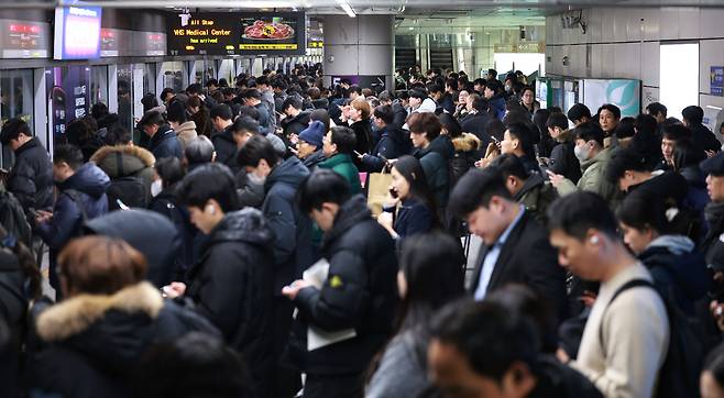 서울 시내버스가 총파업에 돌입한 13일 서울 여의도역이 퇴근길 인파로 붐비고 있다. 연합뉴스