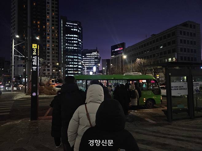 13일 오후 6시쯤 서울 서대문구 서대문역 인근 마을버스 정류장에 퇴근길 시민들이 줄을 서 버스에 탑승하고 있다. 박채연 기자