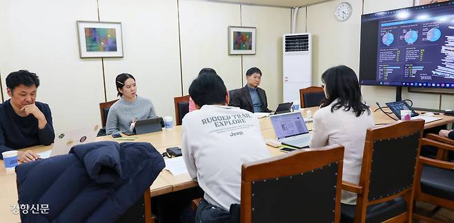 경향신문 독자위원들이 지난 7일 서울 정동 경향신문사에서 1월 정기회의를 갖고 경향신문 콘텐츠에 대한 의견을 나누고 있다.  한수빈 기자