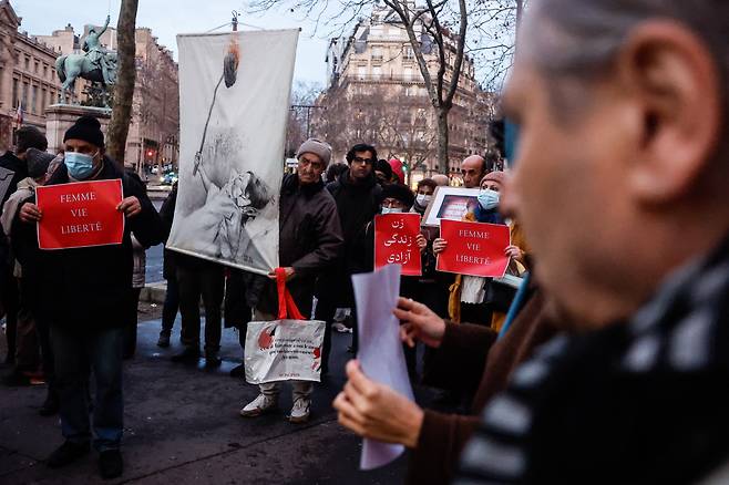 “이란 반정부 시위대 지지” 12일(현지시간) 프랑스 파리의 이란대사관 근처에서 시민들이 이란 반정부 시위를 지지하는 행진을 하고 있다.  EPA연합뉴스