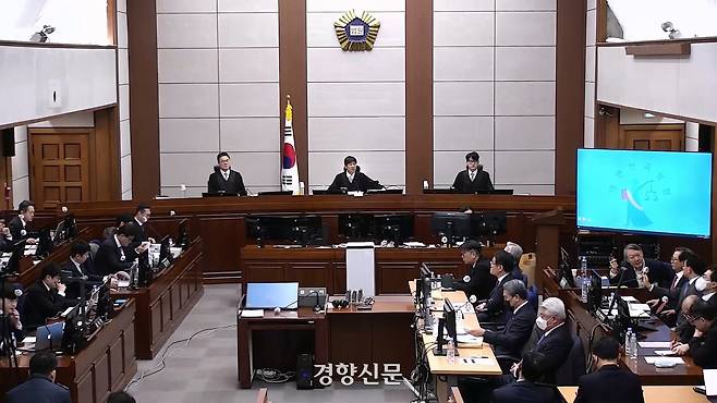 윤석열 전 대통령이 13일 서울 서초구 서울중앙지법에서 열린 내란 우두머리 혐의 사건과 김용현 전 국방부 장관 등의 내란 중요임무 종사 혐의 사건의 결심공판에서 변호인단과 이야기를 나누고 있다. 서울중앙지법 제공