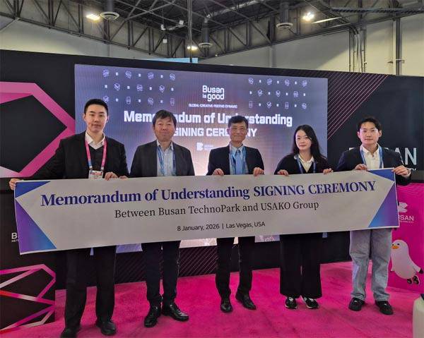 ‘CES 2026’에서 부산테크노파크와 유사코 그룹(USAKO Group)이 블록체인·AI 분야 글로벌 협력 강화를 위한 업무협약 후 기념 촬영을 하고 있다. 부산테크노파크 제공