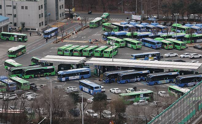 Seoul city buses are parked at a public bus depot in Seoul on Jan. 12, one day before a city bus strike scheduled. (Yonhap)